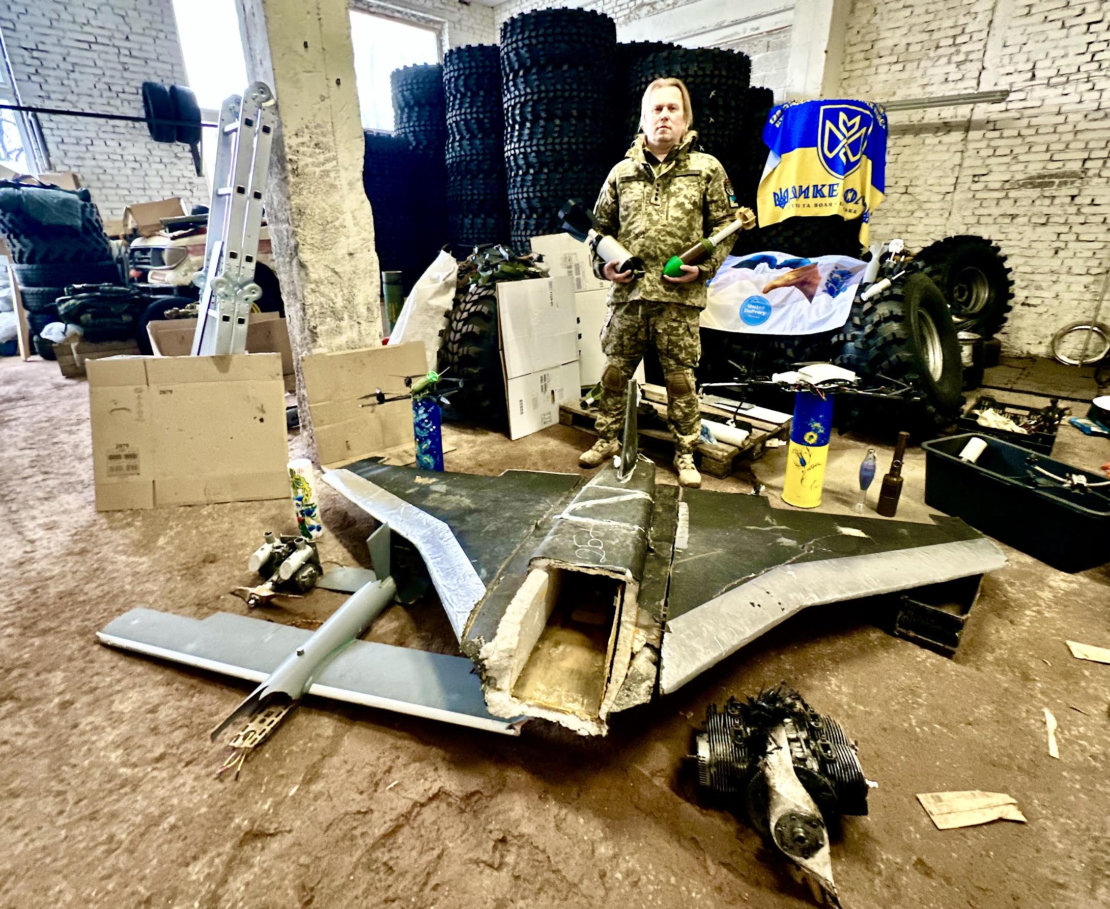 Teadaolevalt ainukesed Eestisse toodud ründedroonid Shahed ja Geran. Paremal pool oleva drooni tiibade ulatus on 2,5 meetrit. FOTOD: Kalev Annom